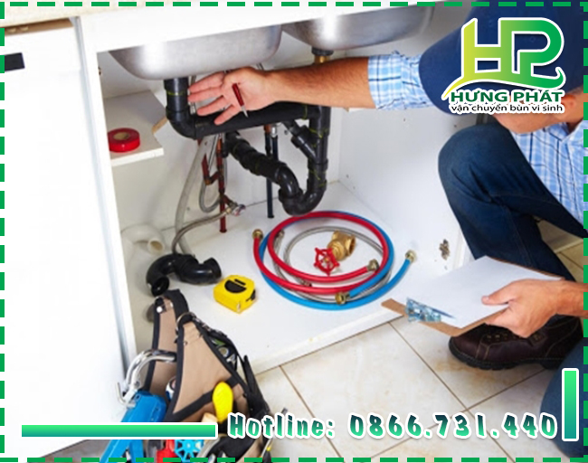 Lấy b&agrave;n chải đ&aacute;nh răng rơi v&agrave;o bồn cầu bằng dịch vụ chuy&ecirc;n nghiệp