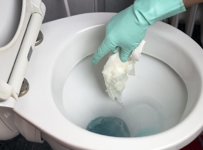 V&igrave; sao bồn cầu xả nước k&ecirc;u to