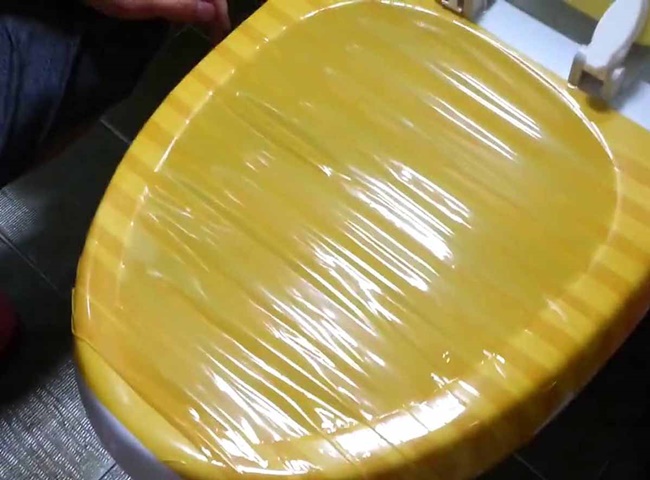 V&ograve;i nước inox hoen ố, ng&atilde;  v&agrave;ng